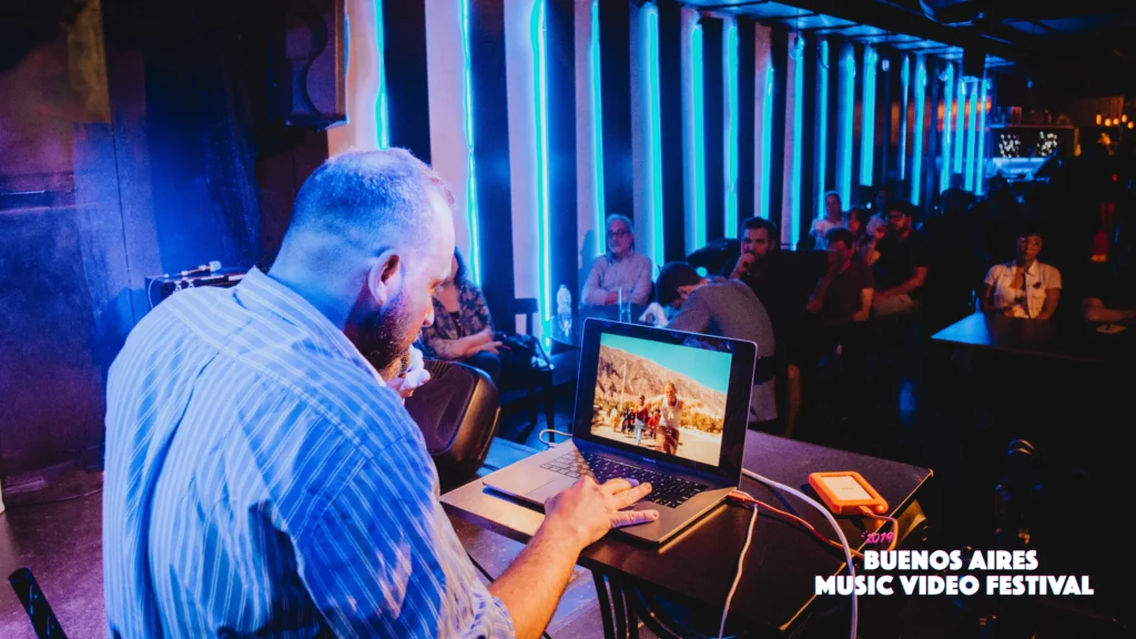 Insights - Frame still del videoclip