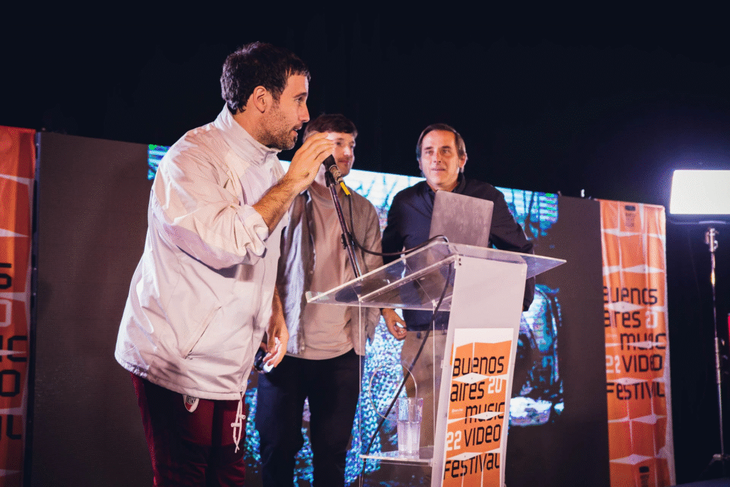 Lista completa de videos ganadores en Los Premios BAMV Fest 2022 - Frame still del videoclip