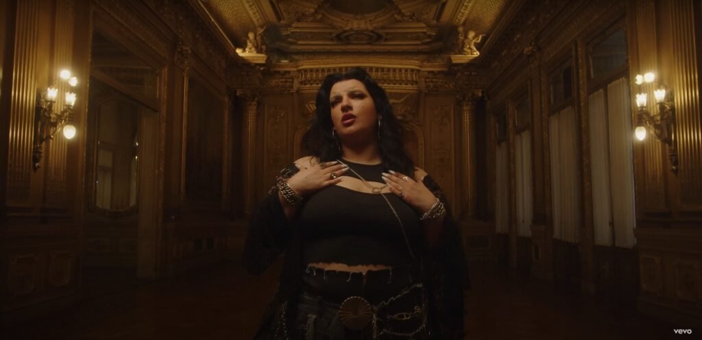 El videoclip "Altar" de Luz Gaggi explora el empoderamiento en su narrativa visual - Frame still del videoclip