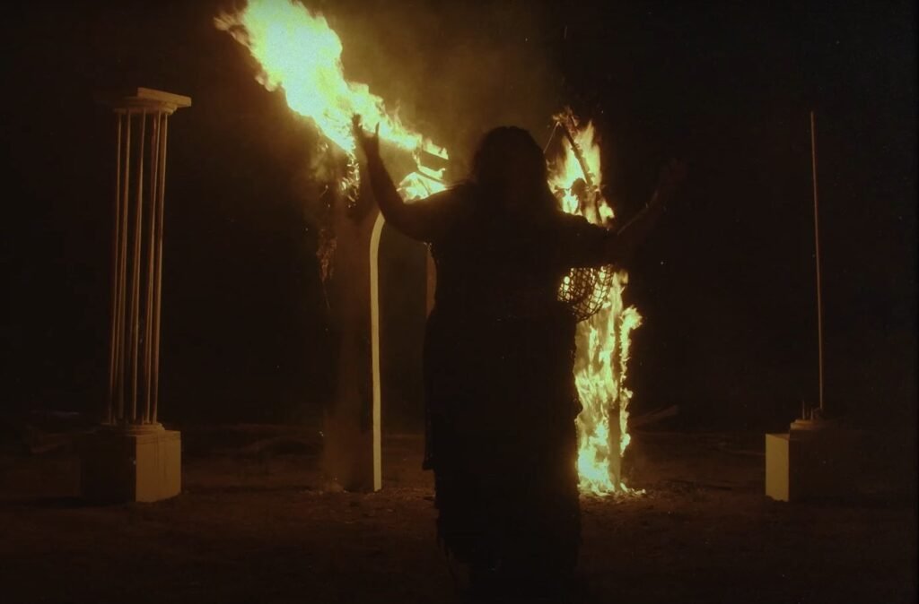 El videoclip "Altar" de Luz Gaggi explora el empoderamiento en su narrativa visual - Frame still del videoclip