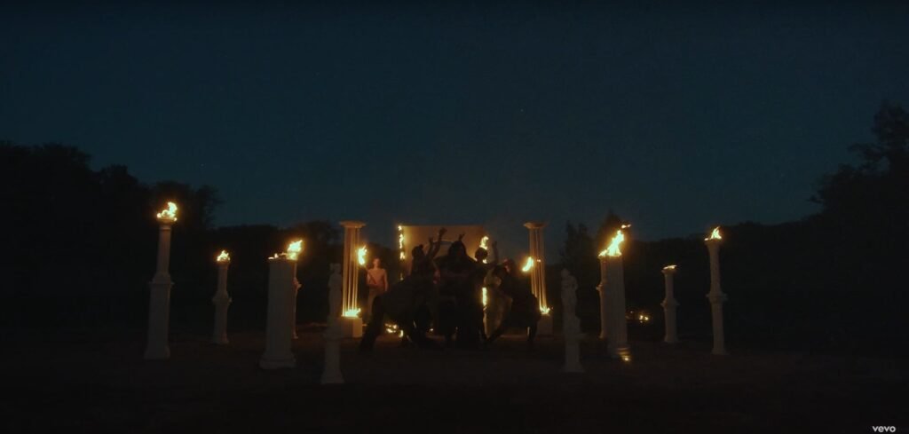 El videoclip "Altar" de Luz Gaggi explora el empoderamiento en su narrativa visual - Frame still del videoclip