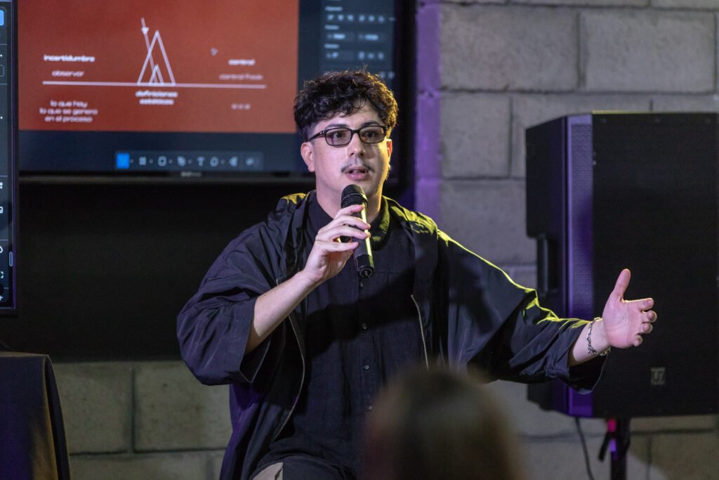 Diseño de identidad visual en la música: un viaje creativo junto a Benito Cerati y Gonxa Alipaz - Frame still del videoclip