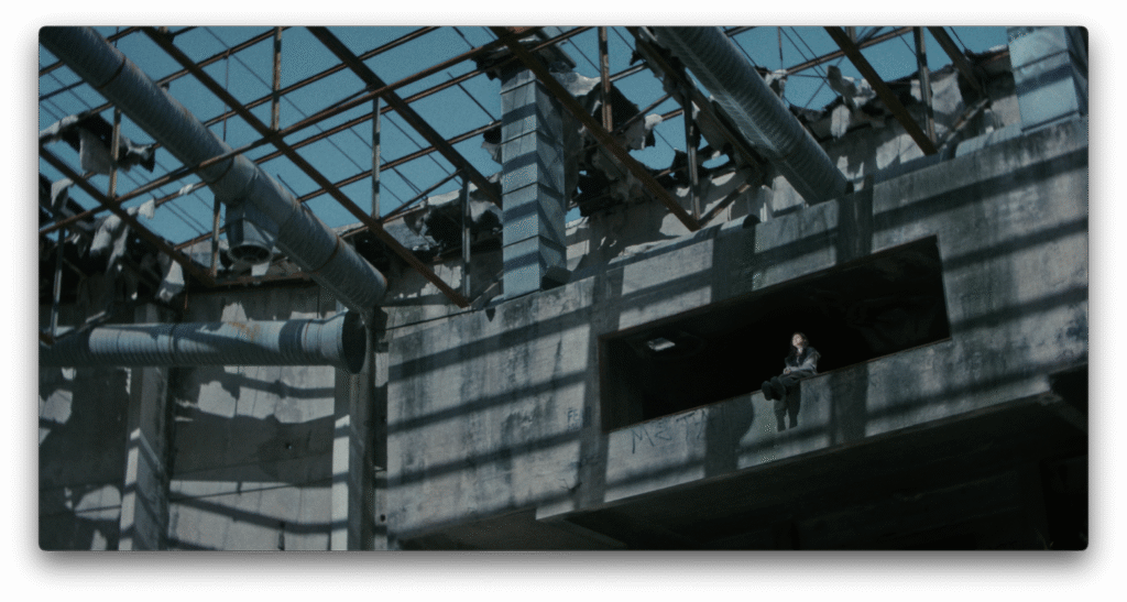 Un viaje hacia la transformación con “Azul” de Ambik - Frame still del videoclip