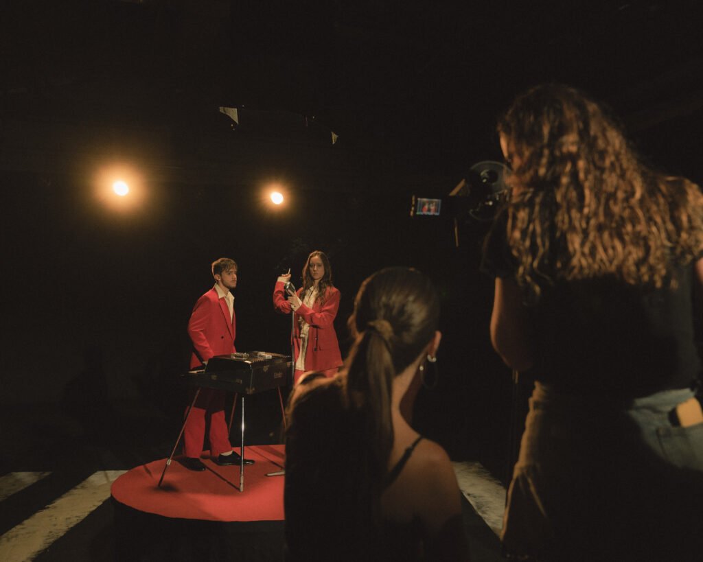 La vuelta a la década de los 70s con Ainda - Frame still del videoclip