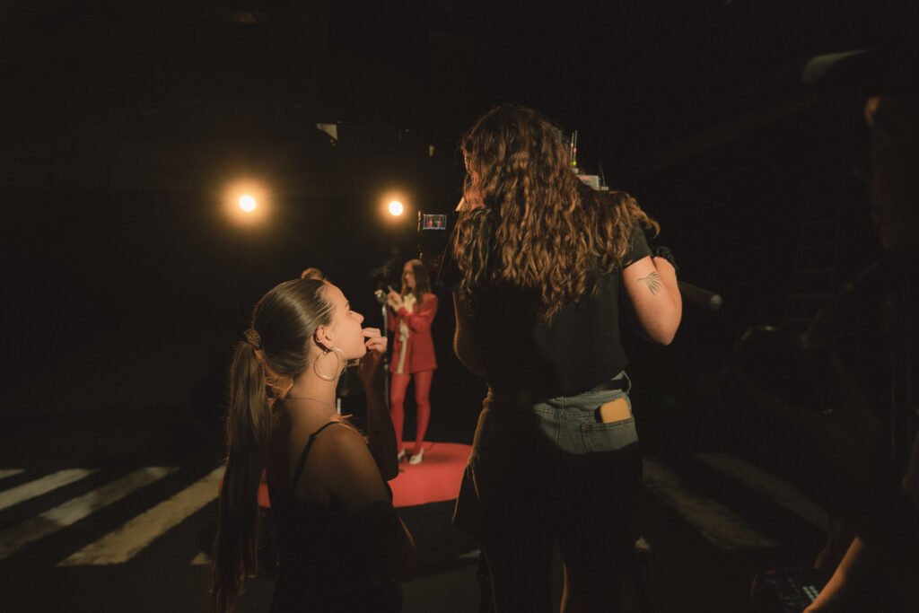 La vuelta a la década de los 70s con Ainda - Frame still del videoclip