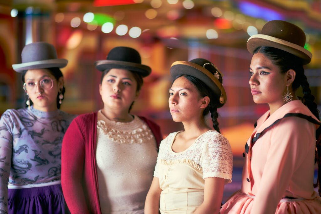 “Latinchola”: el nuevo single de Milena Warthon ambientado en los cholets - Frame still del videoclip