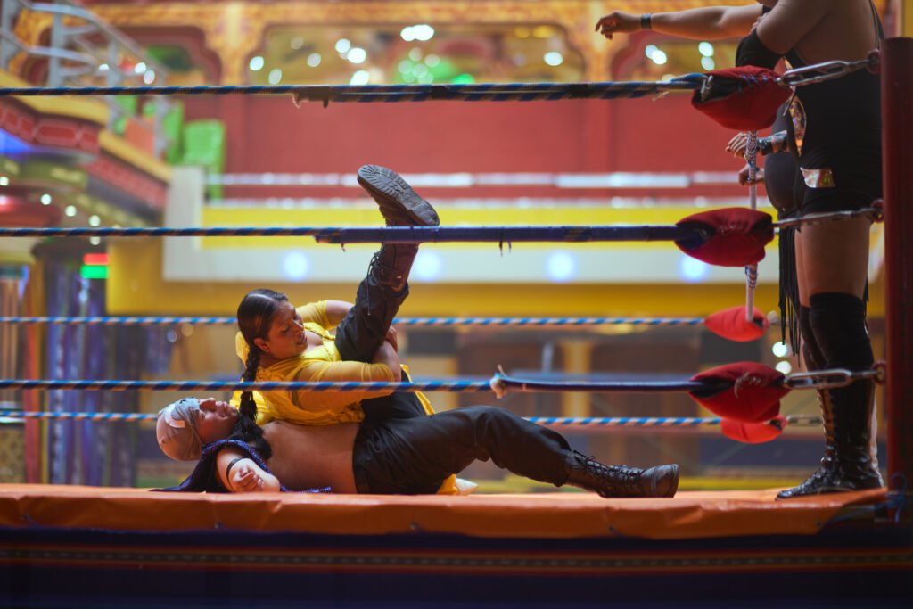 “Latinchola”: el nuevo single de Milena Warthon ambientado en los cholets - Frame still del videoclip