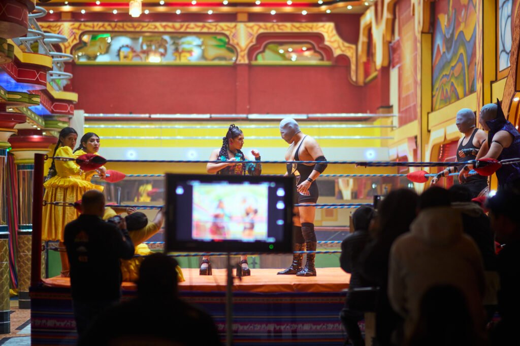 “Latinchola”: el nuevo single de Milena Warthon ambientado en los cholets - Frame still del videoclip