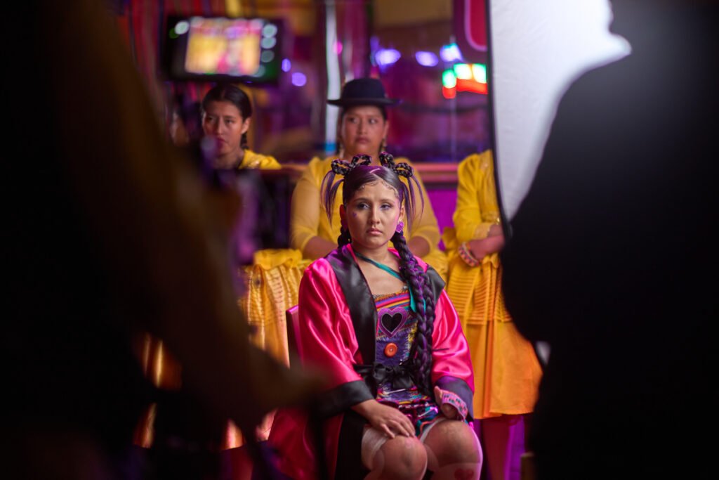 “Latinchola”: el nuevo single de Milena Warthon ambientado en los cholets - Frame still del videoclip