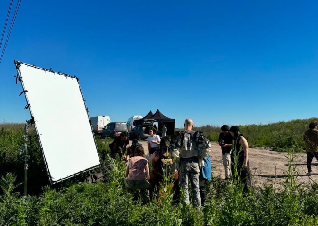 El videoclip "Altar" de Luz Gaggi explora el empoderamiento en su narrativa visual - Frame still del videoclip