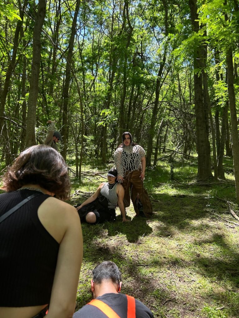 El videoclip "Altar" de Luz Gaggi explora el empoderamiento en su narrativa visual - Frame still del videoclip