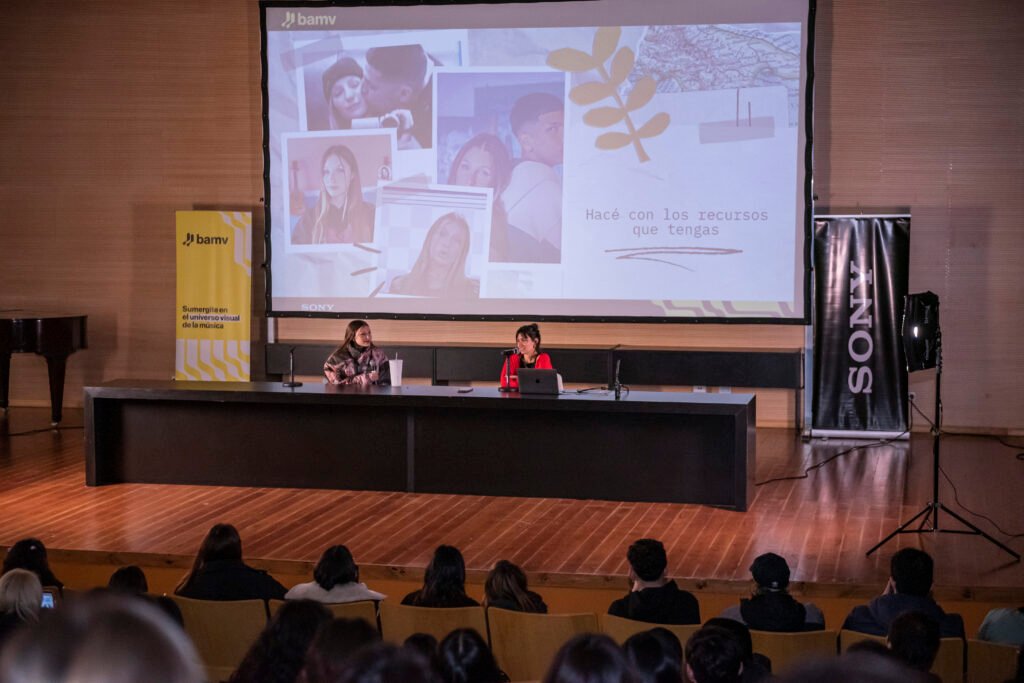 Yami Safdie y Orne Devir exploran el proceso creativo del videoclip en la FADU - Frame still del videoclip