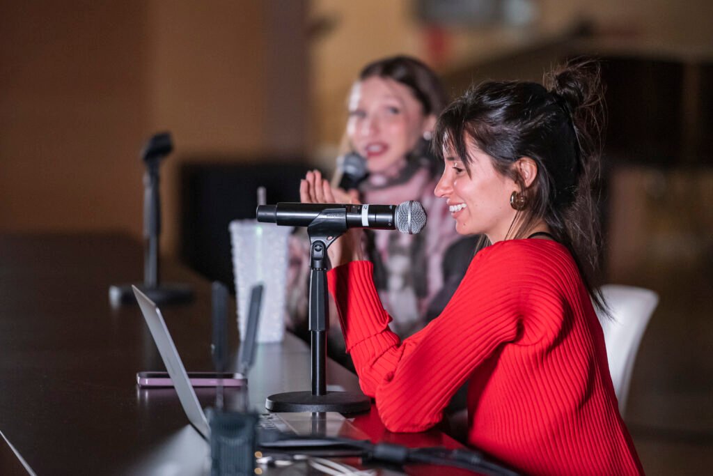 Yami Safdie y Orne Devir exploran el proceso creativo del videoclip en la FADU - Frame still del videoclip