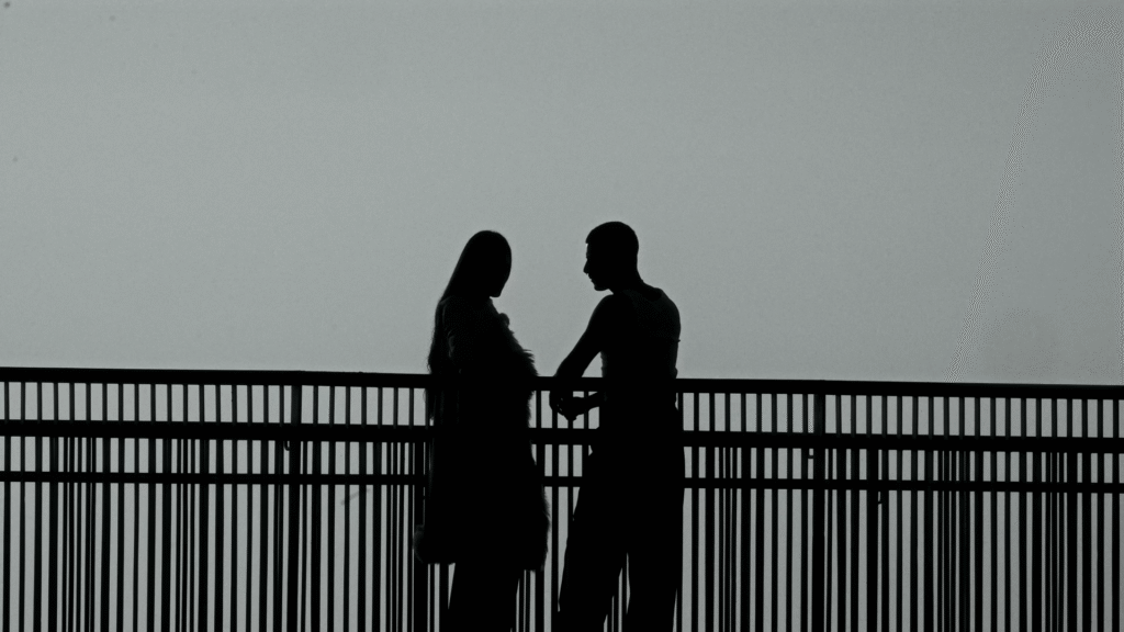 "A la salida" — Abril Olivera - Frame still del videoclip